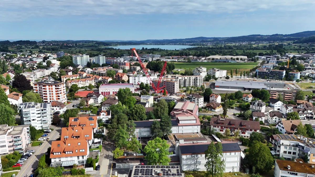 Zwischen den Gebäuden ragt ein Koloss in die Höhe. Der fertig montierte Raupenkran über den Dächern von Wetzikon.